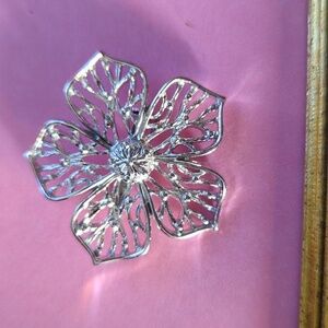 🩷 GERRY'S Floral Flower Silvertone Pin signed